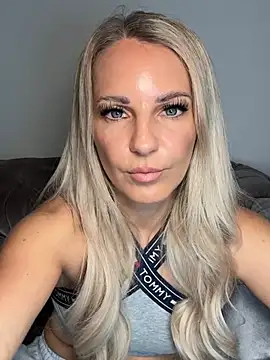 Snapshot of JulieSol chatting on January 17, 8:52 am JulieSol online show from January 17, 8:52 am