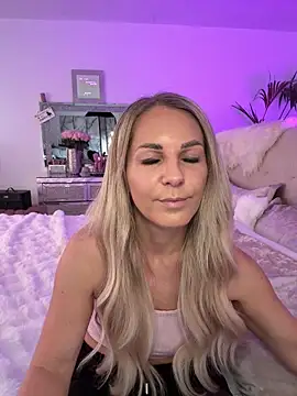 Snapshot of JulieSol chatting on February 8, 8:18 am JulieSol online show from February 8, 8:18 am