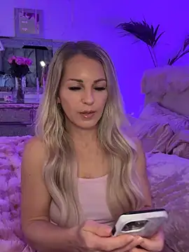 Snapshot of JulieSol chatting on February 13, 8:32 am JulieSol online show from February 13, 8:32 am