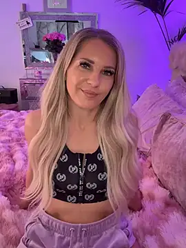 Snapshot of JulieSol chatting on February 15, 8:24 am JulieSol online show from February 15, 8:24 am