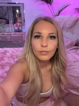 Snapshot of JulieSol chatting on February 28, 8:15 am JulieSol online show from February 28, 8:15 am