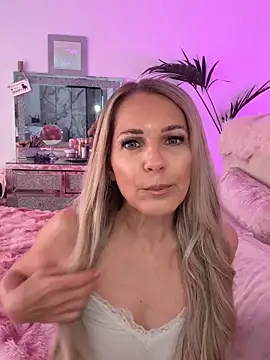 Snapshot of JulieSol chatting on April 4, 7:17 am JulieSol online show from April 4, 7:17 am