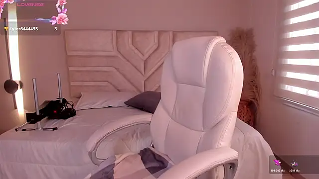 Snapshot of ella__olmos chatting on May 20, 2:01 pm ella olmos online show from May 20, 2:01 pm