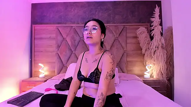 Snapshot of AnaiaClarck chatting on June 1, 3:19 am AnaiaClarck online show from June 1, 3:19 am