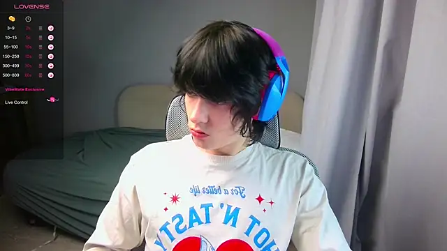 LeonBoykisser online show from March 5, 4:03 pm