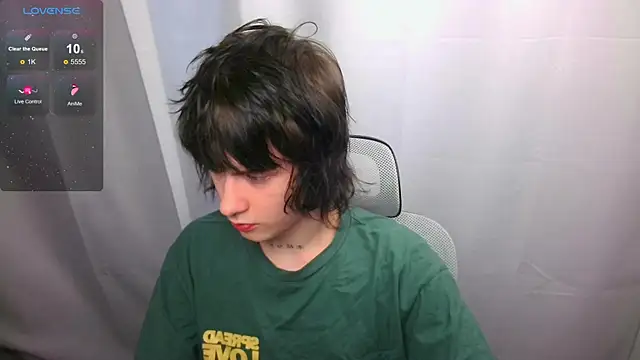 LeonBoykisser online show from May 1, 7:24 am