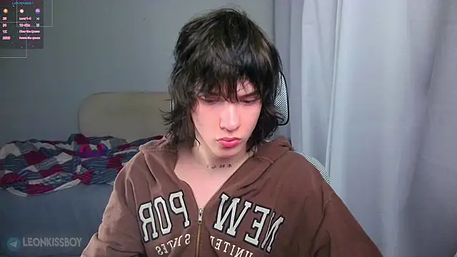 Snapshot of LeonBoykisser chatting on June 10, 6:51 pm LeonBoykisser online show from June 10, 6:51 pm