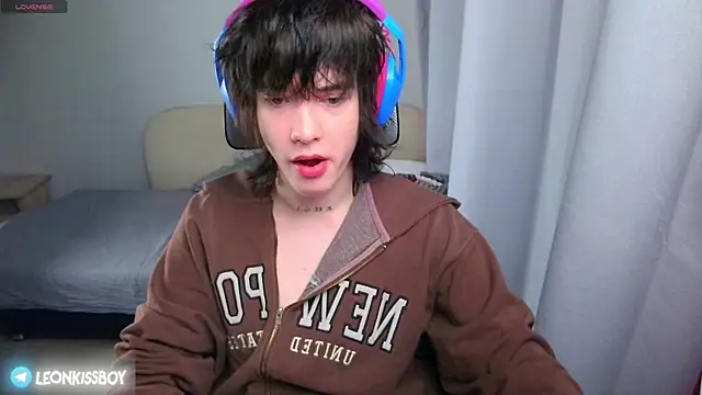 Snapshot of LeonBoykisser chatting on June 15, 12:13 am LeonBoykisser online show from June 15, 12:13 am