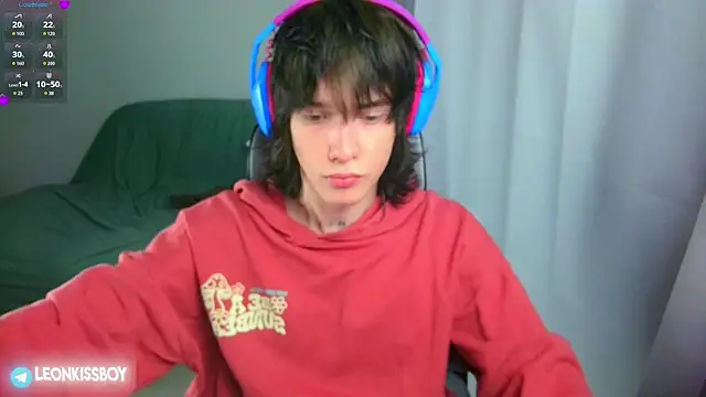 LeonBoykisser online show from June 25, 2:43 pm