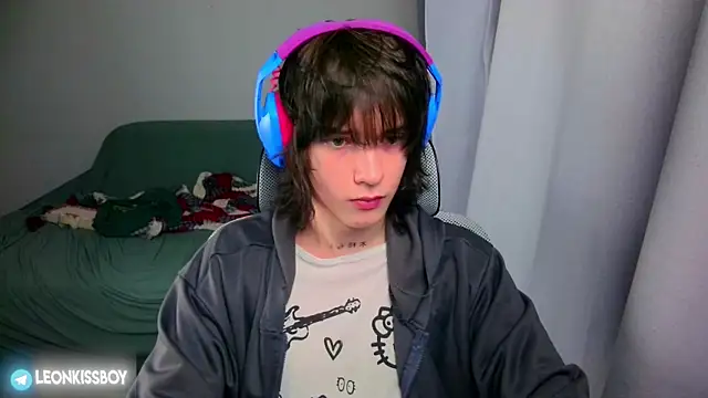 LeonBoykisser online show from June 30, 2:18 pm