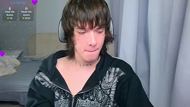 LeonBoykisser online show from July 6, 4:20 am