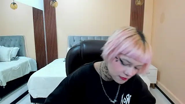 Snapshot of Bela_Craxkerr chatting on May 13, 12:46 pm Bela Craxkerr online show from May 13, 12:46 pm
