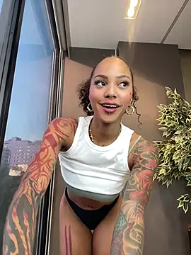 Snapshot of LizStorm_ chatting on July 6, 11:51 am LizStorm online show from July 6, 11:51 am
