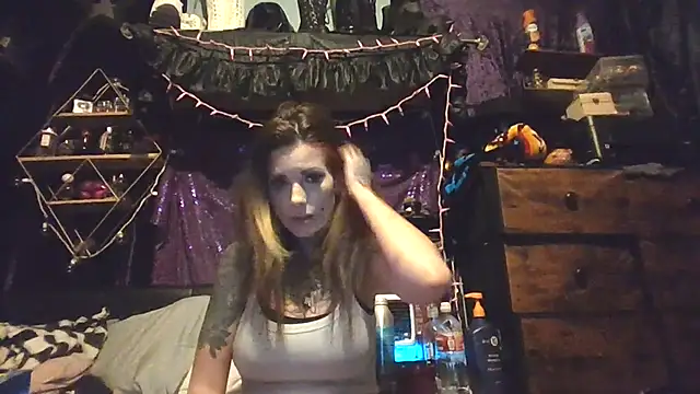 Snapshot of allymoon1369 chatting on May 19, 1:28 pm allymoon1369 online show from May 19, 1:28 pm