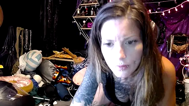 Snapshot of allymoon1369 chatting on June 21, 1:46 pm allymoon1369 online show from June 21, 1:46 pm