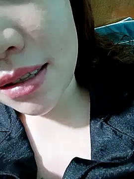 lylinhjim online show from February 8, 3:26 pm