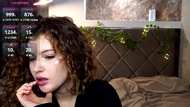 Snapshot of SueCurly chatting on February 16, 9:55 pm SueCurly online show from February 16, 9:55 pm