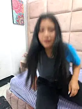 Snapshot of valenlopezz_ chatting on May 8, 5:24 am valenlopezz online show from May 8, 5:24 am