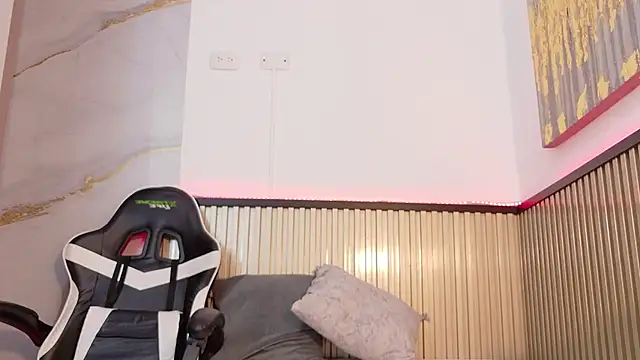 Scarlet Vixen  online show from February 21, 12:17 pm