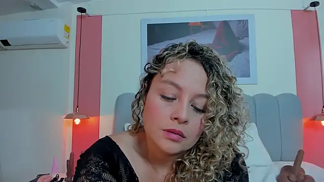 Snapshot of EmmaBoyd chatting on June 16, 7:55 am EmmaBoyd online show from June 16, 7:55 am