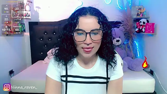 Snapshot of AriaDark chatting on May 17, 11:01 pm AriaDark online show from May 17, 11:01 pm