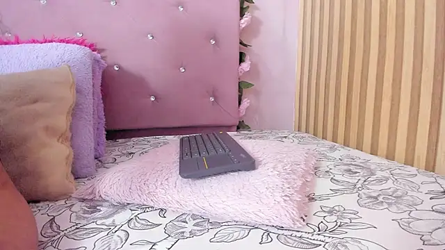 lovely  kiss   online show from June 5, 6:24 pm
