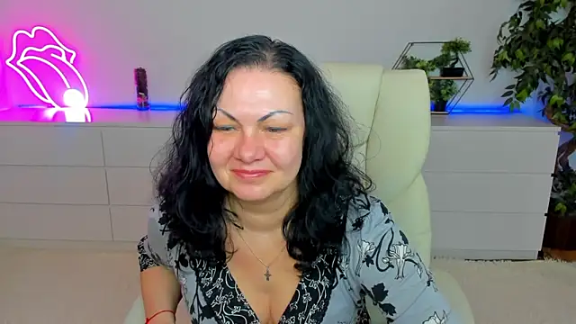 IrissMoon online show from March 3, 6:19 am