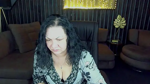 Snapshot of IrissMoon chatting on April 17, 5:54 am IrissMoon online show from April 17, 5:54 am