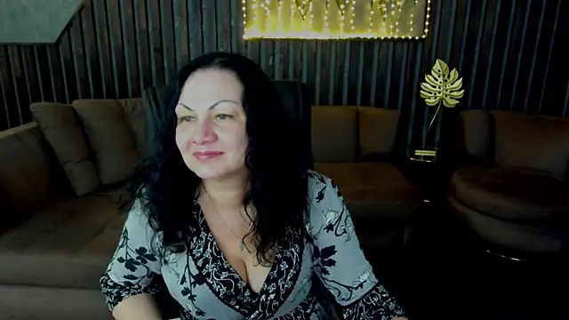 Snapshot of IrissMoon chatting on April 20, 5:54 am IrissMoon online show from April 20, 5:54 am