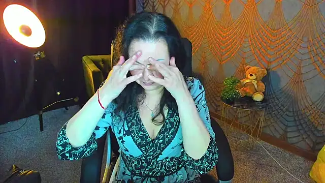Snapshot of IrissMoon chatting on May 11, 5:35 am IrissMoon online show from May 11, 5:35 am