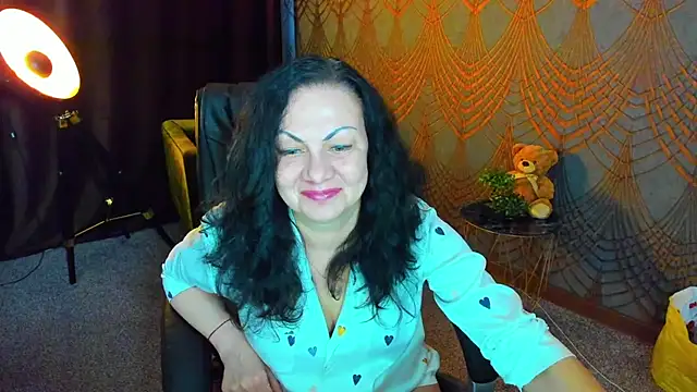 Snapshot of IrissMoon chatting on May 12, 5:37 am IrissMoon online show from May 12, 5:37 am