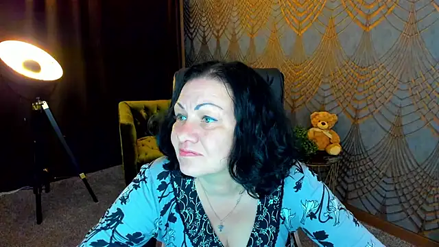IrissMoon online show from June 11, 5:55 pm