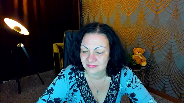 IrissMoon online show from June 12, 5:45 pm