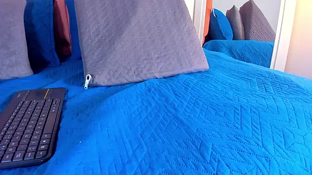 Snapshot of rose_thompson19 chatting on February 4, 7:09 pm rose thompson19 online show from February 4, 7:09 pm