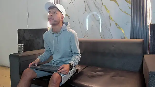 Snapshot of Angel_Villareal chatting on March 15, 5:24 am Angel Villareal online show from March 15, 5:24 am