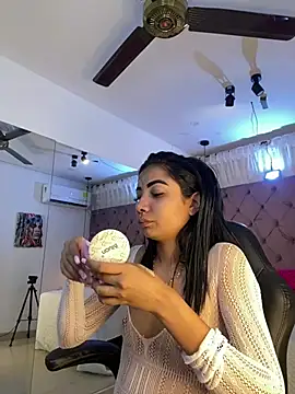 Snapshot of Auri__ chatting on June 15, 7:27 pm Auri online show from June 15, 7:27 pm