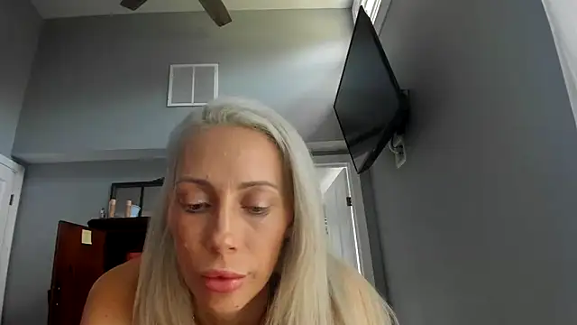 Snapshot of LindseyFAFO chatting on June 5, 3:29 pm LindseyFAFO online show from June 5, 3:29 pm