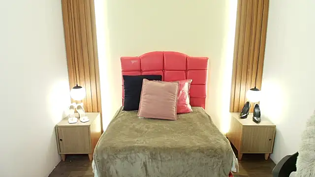 IvonneRoss  online show from February 24, 12:14 pm