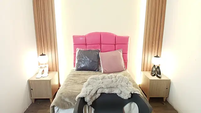 IvonneRoss  online show from February 26, 12:15 pm