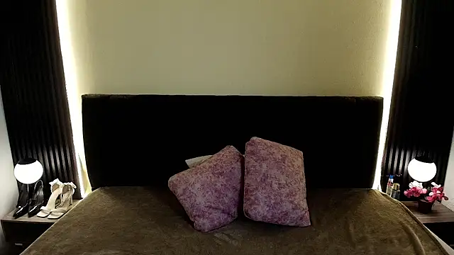 IvonneRoss  online show from March 13, 12:12 pm