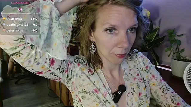 Daisy Lovely online show from July 13, 4:15 am