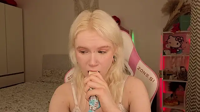 Mia WaterFall online show from March 17, 3:11 am