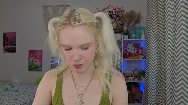 Snapshot of Mia_WaterFall chatting on May 9, 3:23 am Mia WaterFall online show from May 9, 3:23 am