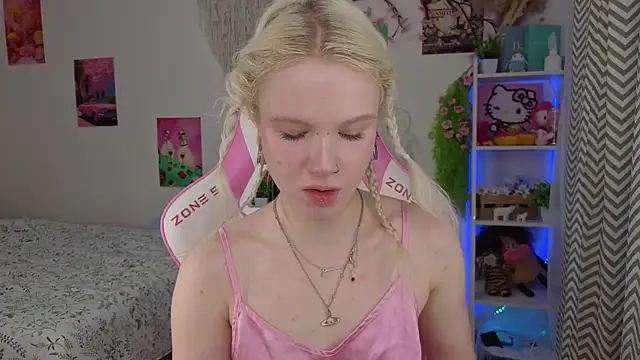 Snapshot of Mia_WaterFall chatting on May 13, 3:15 am Mia WaterFall online show from May 13, 3:15 am