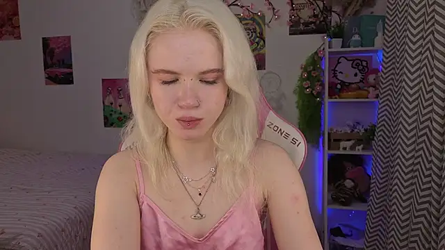 Snapshot of Mia_WaterFall chatting on May 17, 3:15 am Mia WaterFall online show from May 17, 3:15 am