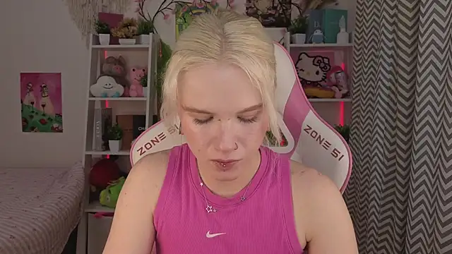 Snapshot of Mia_WaterFall chatting on May 23, 3:23 am Mia WaterFall online show from May 23, 3:23 am