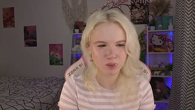 Snapshot of Mia_WaterFall chatting on May 28, 3:26 am Mia WaterFall online show from May 28, 3:26 am