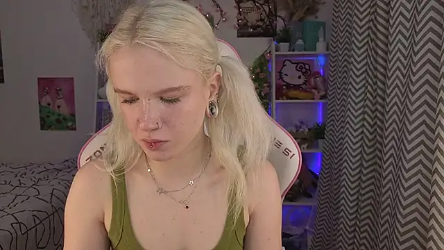 Snapshot of Mia_WaterFall chatting on May 29, 3:26 am Mia WaterFall online show from May 29, 3:26 am