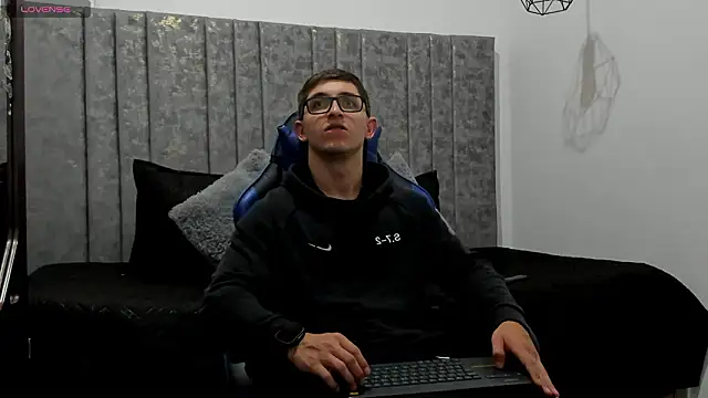 Calvin Hunter online show from March 18, 1:09 am