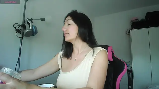 Snapshot of Yulian_Milf chatting on May 31, 2:46 pm Yulian Milf online show from May 31, 2:46 pm